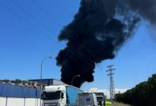 incendio nave productos químicos en Alcalá de Guadaíra