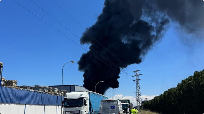 incendio nave productos químicos en Alcalá de Guadaíra